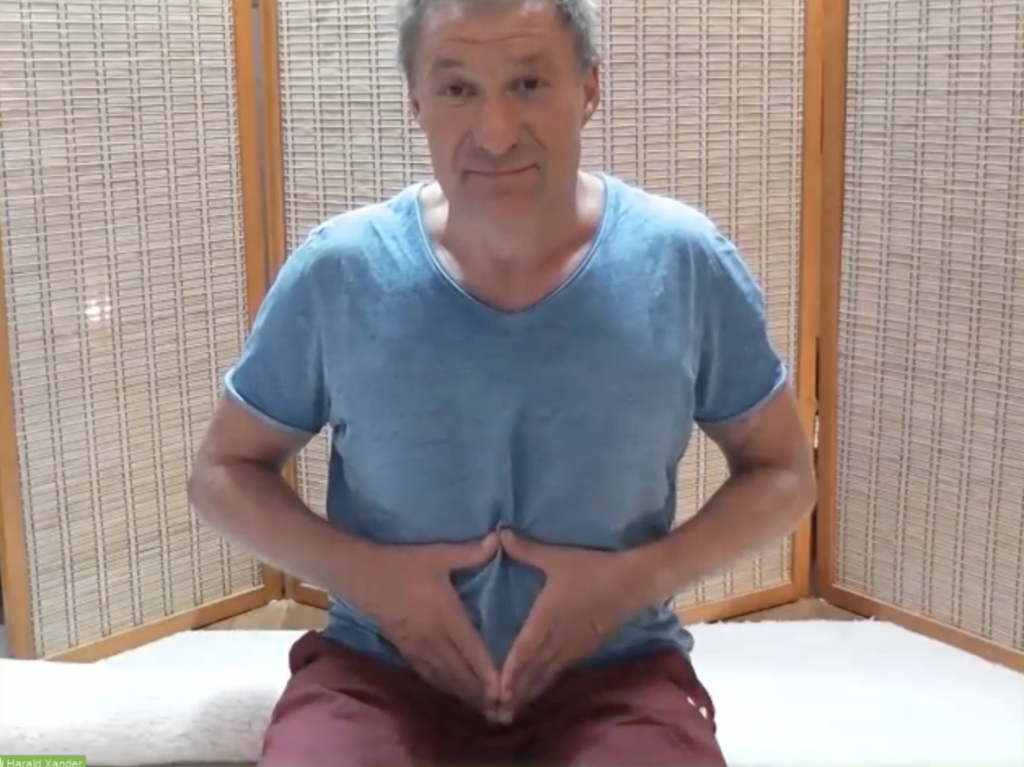 Meditatives Dehnen Nabelauge