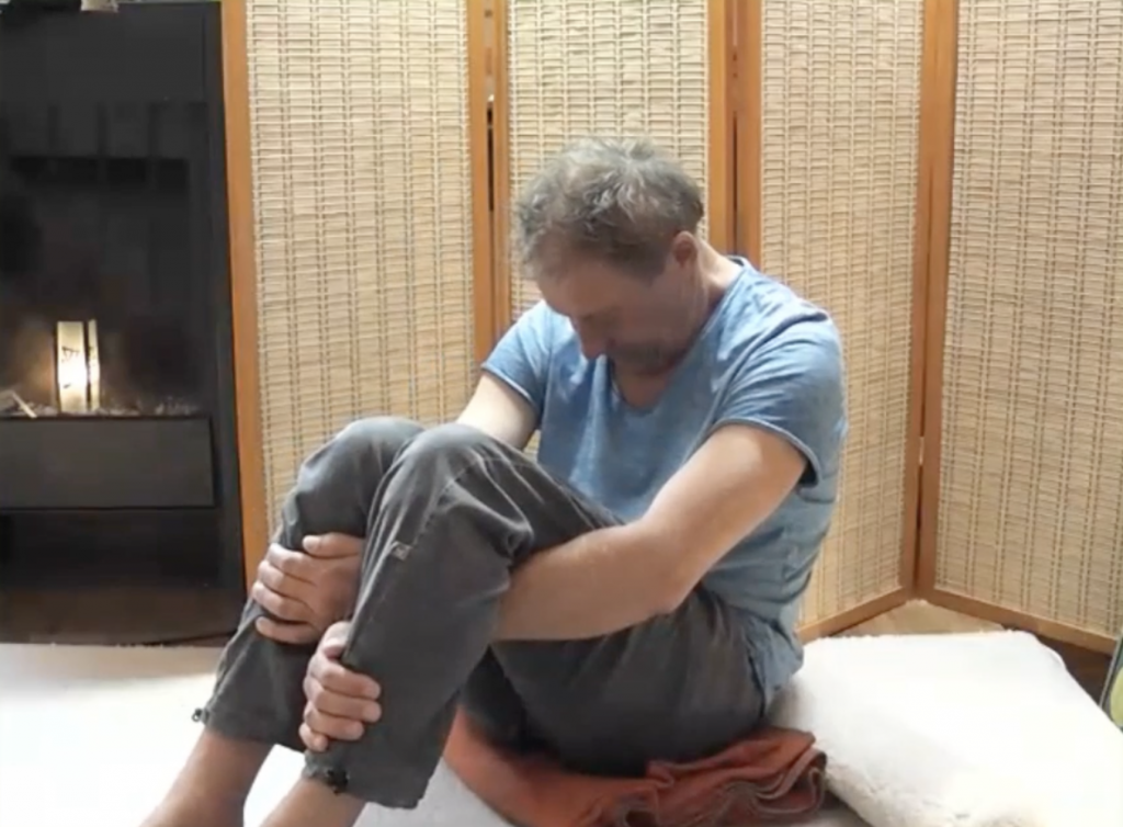 Meditatives Dehnen gefaltet