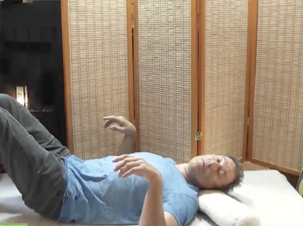 Meditatives Dehnen mit hängendem Flügel