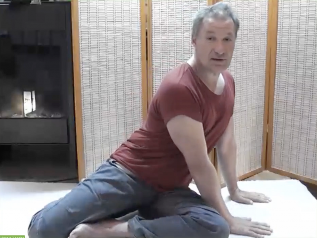Meditatives Dehnen Seitsitz