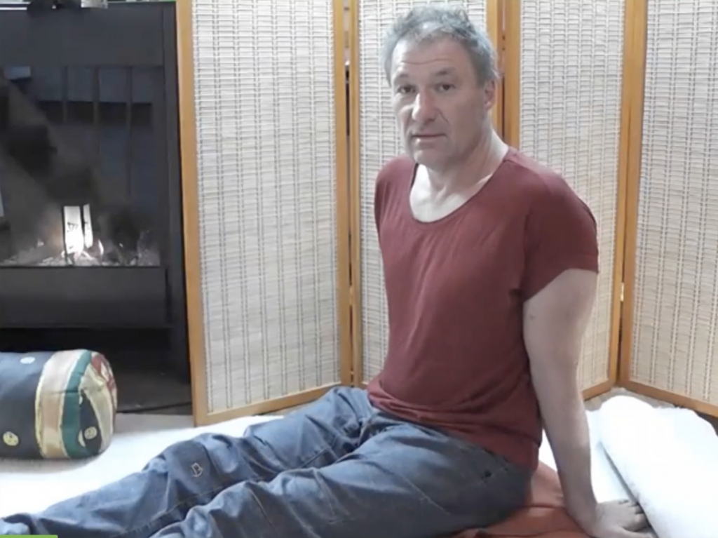 Meditatives Dehnen Knie-Plopp